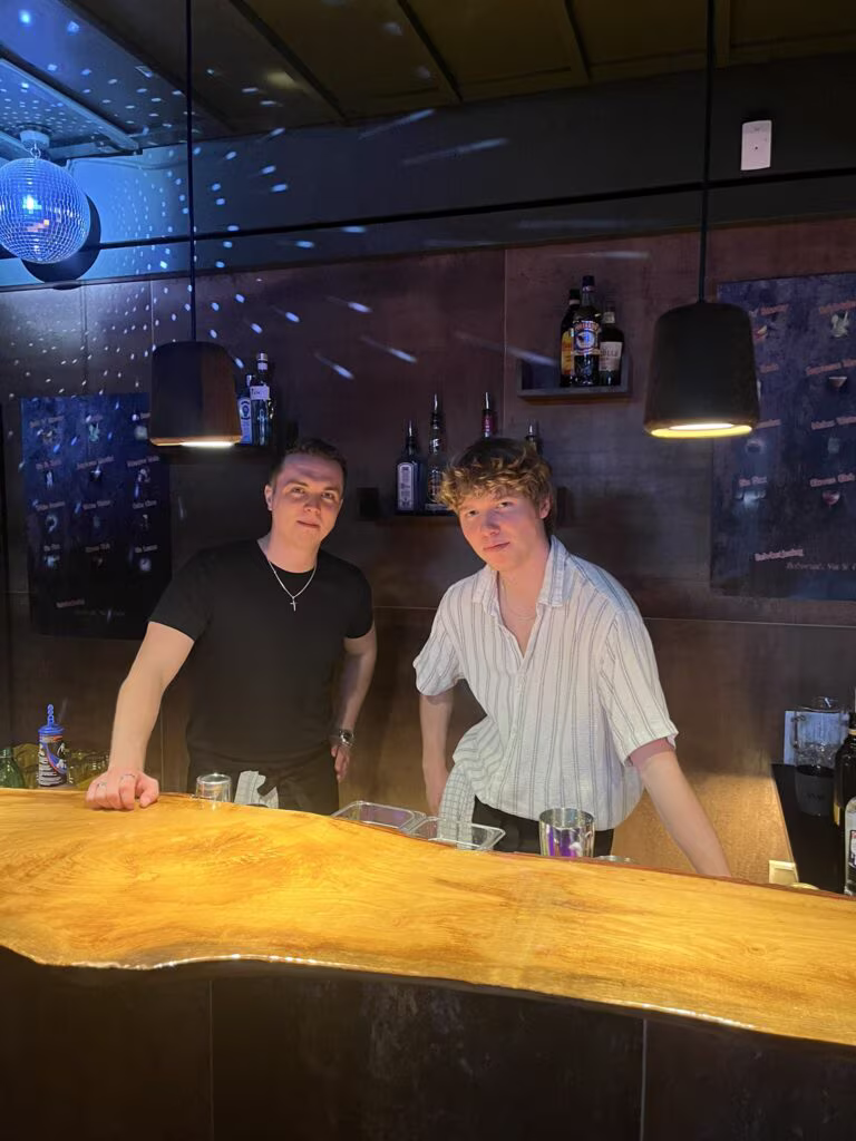 Cocktail i hånden